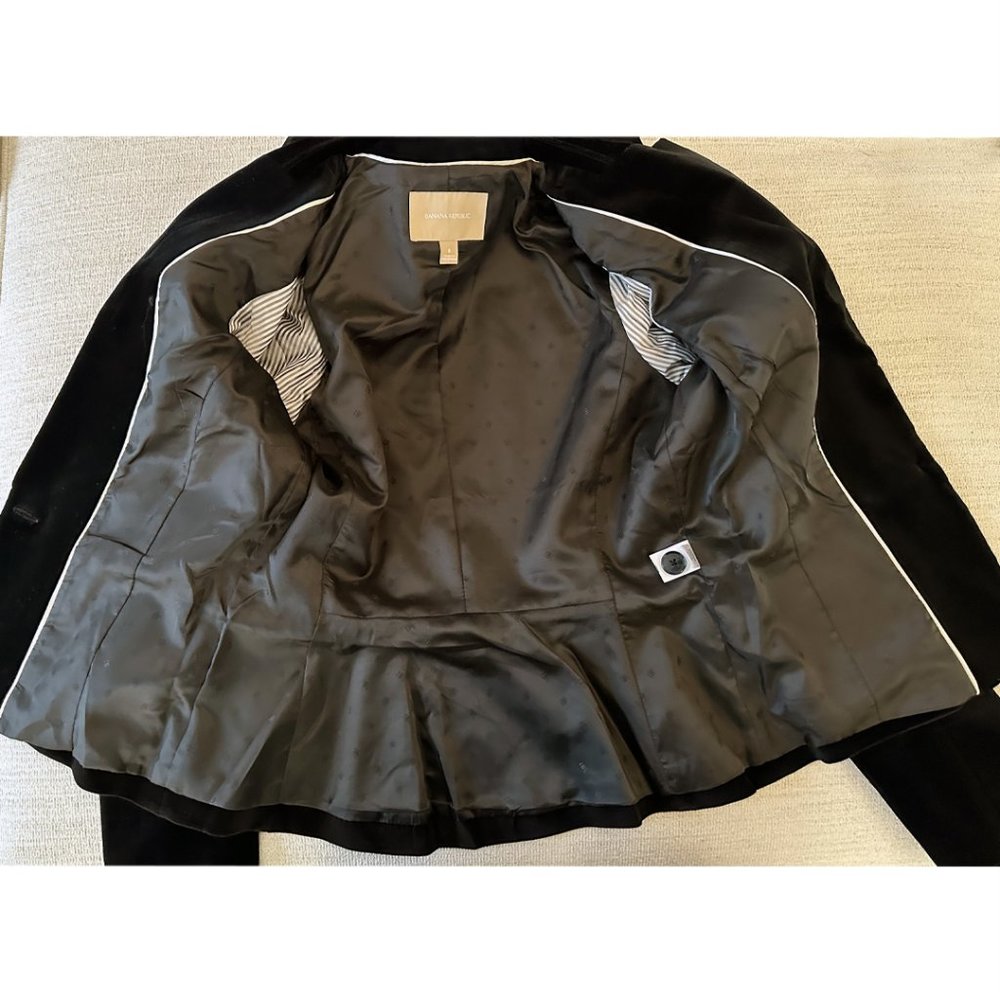 Banana Republic Black Velvet Blazer, New Without Tags, Size 8 - Picture 3 of 6